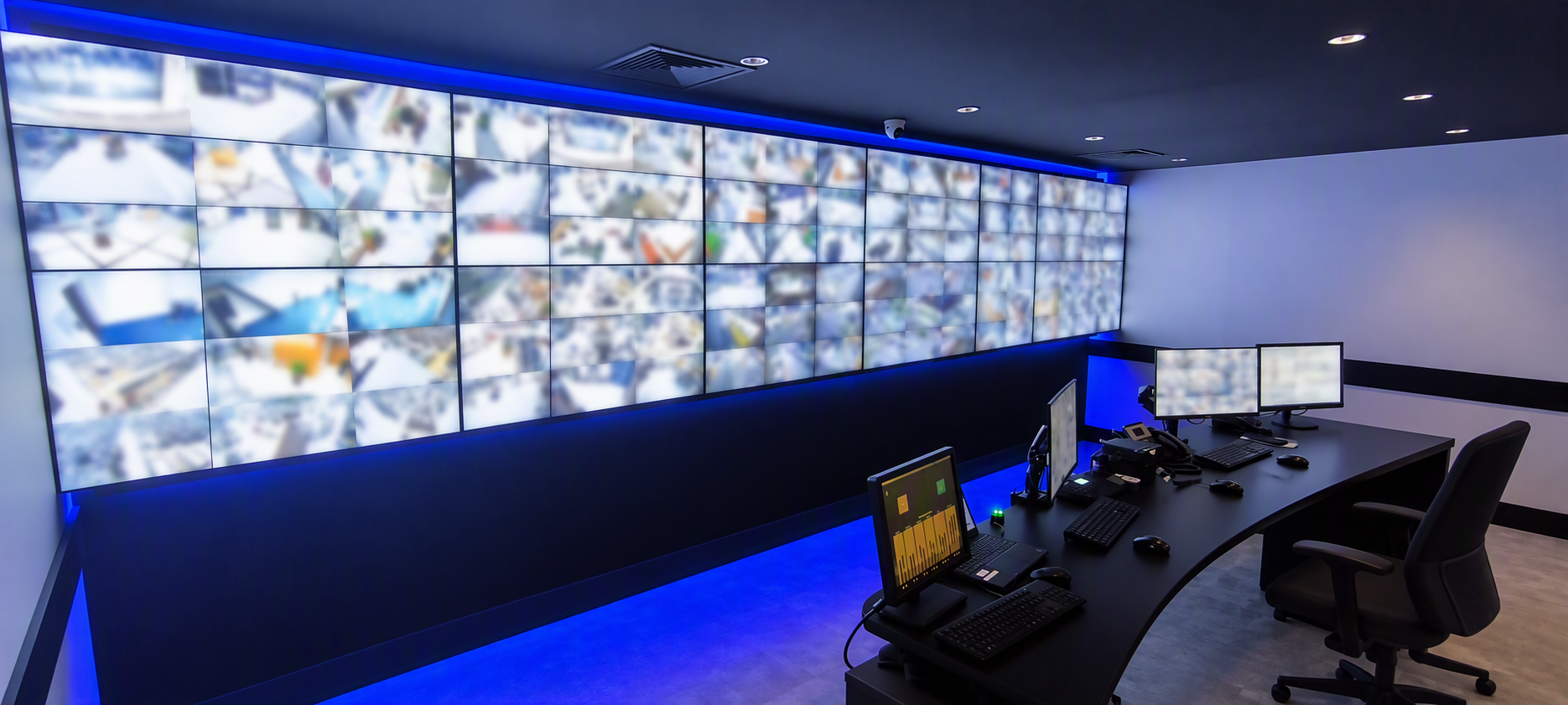 Central de monitoramento com videowall e estações de operação